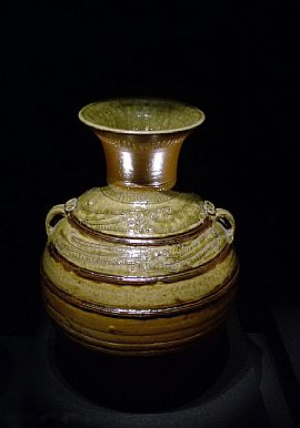 西汉 原始瓷青釉划花双系壶
